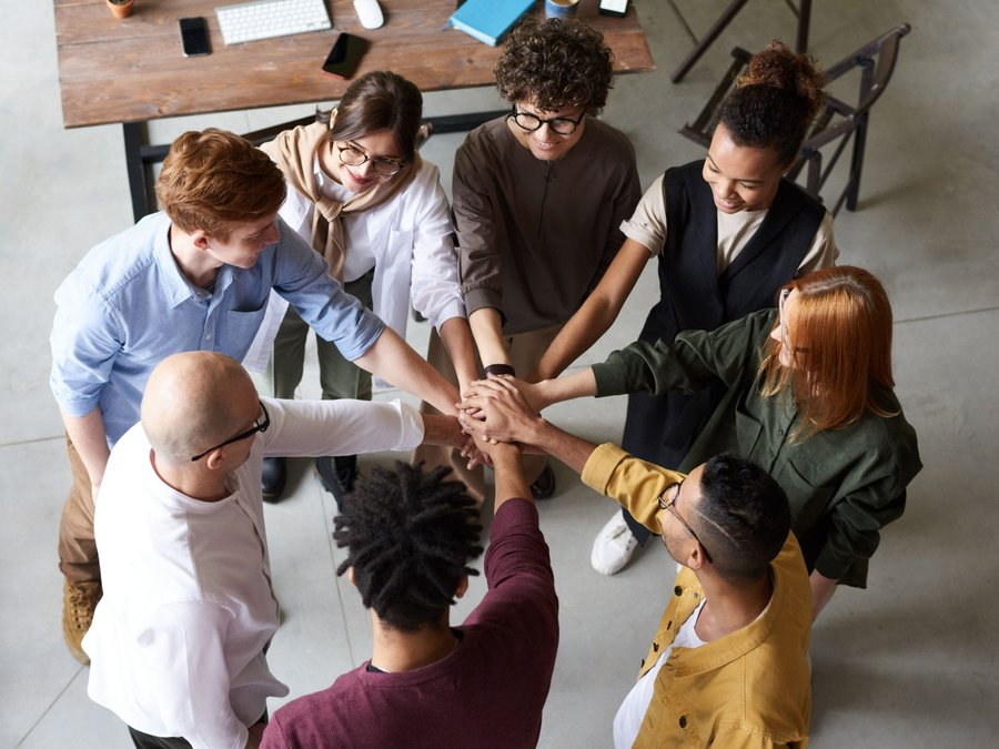 Grupo de jovens comemorando juntos